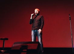 Двухметровый романтик Слава Комиссаренко в Воронеже шутил над владельцами IPhone 4 и гомосексуалистами 