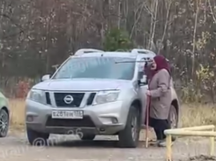 Загадочные действия бабушки попали на видео в Воронеже