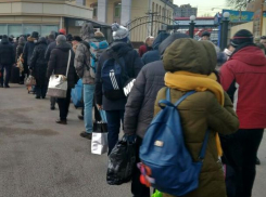 Воронежцев встревожила гигантская очередь у железнодорожного вокзала