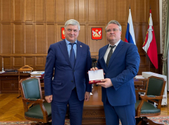 За какие заслуги губернатор наградил уходящего в отставку мэра Воронежа