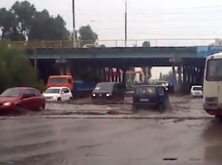 Воронежский водитель снял на видео, как автомобилисты на Окружной «плывут» по лужам