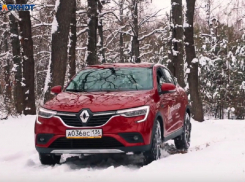 Renault Arkana спасла девушку от злодея в Воронеже 