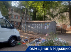 Гора мусора с крысами образовалась около школы на воронежских Ваях