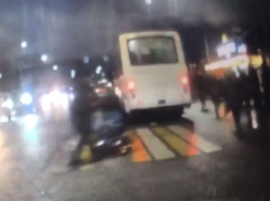 Мужчина с коляской едва не попал под машину в Воронеже – опубликовано видео