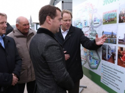 Дмитрий Медведев посмотрел в Воронежской области на управляемое стадо коров и самоходных роботов