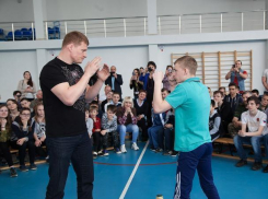 «Дядя Саша» Поветкин приехал к воронежским сиротам после трогательного письма