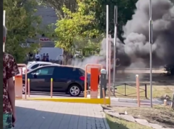 Дым столбом: автомобиль загорелся на улице в Воронеже