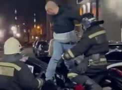 Выпавшего с 19-го этажа мужчину выписали из больницы в Воронеже