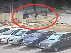 «Оказался в почти бессознательном состоянии»: жесткую драку сняли в воронежском дворе