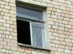 В Воронеже 2-летняя девочка упала из окна 7-го этажа