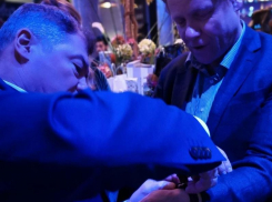 Уникальные часы и задорный портрет подарил воронежский губернатор молочному олигарху