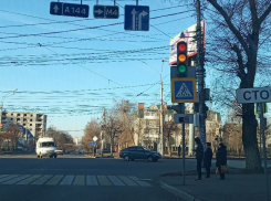 Водители показали взаимоисключающий светофор на воронежском перекрестке