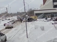 Полной неожиданностью обернулось «противостояние» трактора и иномарки в Воронеже 