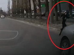 Как не надо водить машину, сняли на переходе в Воронеже