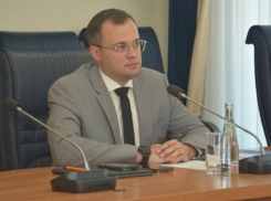 «Кадиллак» и три зарплаты: сколько зарабатывает депутат-гонщик Николай Коржов