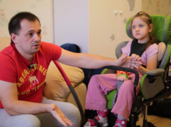 «Это очень тяжело»: девочке со страшным диагнозом подарили новогоднее чудо в Воронеже