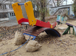 Установленную над тепловыми трубами детскую площадку безжалостно разворотили в Воронеже