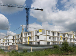 Прокуратуру просят проверить строительство многоэтажки рядом с коттеджами под Воронежем 