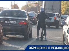 Девушка на электросамокате поиздевалась над водителями авто в Воронеже 