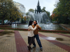 Синхронный перформанс в стиле танго устроили ради фонтана в Воронеже