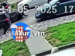 Наезд на ребенка во дворе воронежского ЖК попал на видео 