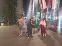 Стихийная дискотека посреди проспекта попала на видео в Воронеже