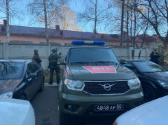 Дом воронежского стрелка оцепила военная полиция