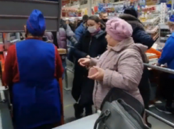 Скандал в новогодней очереди в воронежском супермаркете попал на видео