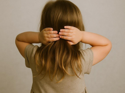 Воронежец, подозреваемый в педофилии, продолжает жить с детьми в одном доме — отец обратился к Бастрыкину