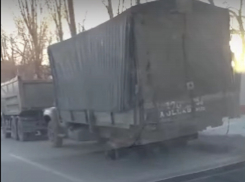 Абсурдная эвакуация грузовика попала на видео в Воронеже 