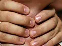 Ревнивый муж выбросил жену из окна 3 этажа и пытался ее задушить 