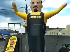 Надувной Ленин энергично завлекает воронежцев в магазин