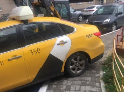 Вульгарная парковка Яндекс.Такси попала на фото в Воронеже 