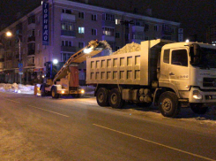 В Воронеже мешавшие уборке снега машины переставлял эвакуатор