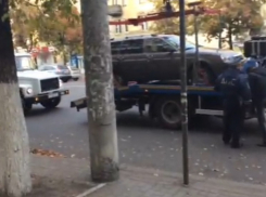 В Воронеже на Плехановской эвакуаторы забирают автомобили