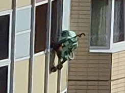 Парящая в воздухе детская коляска обеспокоила жителей воронежского ЖК