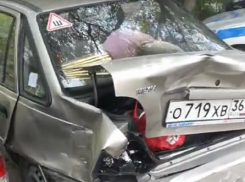 Последствия ДТП с 7 машинами сняли в Воронеже