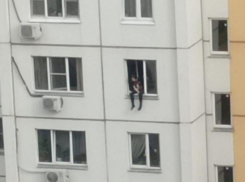 «Куда родители смотрят?» – воронежцев обеспокоил подросток, сидящий на окне многоэтажки