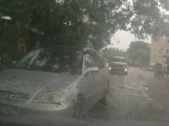 Нецензурный конфликт мужчины и женщины из-за знака сняли на дороге в Воронеже