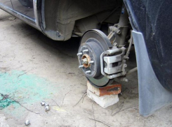 В Воронеже молодые люди скрутили колеса с «десятки»