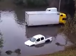 Вода поглотила пикап и грузовик у воронежского виадука