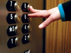 Воронежских девушек грабили в лифтах