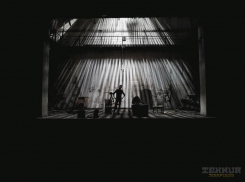 Мрачную атмосферу заброшенного после пожара ДК показал сталкер из Воронежа 