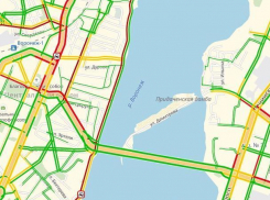 Набережная встала в глухой 3-километровой пробке в Воронеже