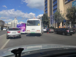 Маршрутка-штурмовик попала в аварию у Галереи Чижова