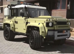 Огромный Land Rover из LEGO обнаружили в воронежском жилом массиве