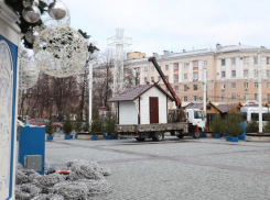 Главную ёлку Воронежа и другие новогодние украшения начали убирать с площади Ленина 