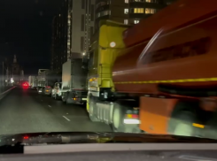 Фуры оккупировали новую дорогу в воронежском Шилово