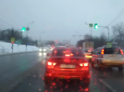 Гигантская пробка на воронежской окружной попала на видео