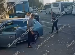 Водитель легковушки «поговорил» с водителем автобуса перцовым баллончиком и кулаками в Воронеже - видео 